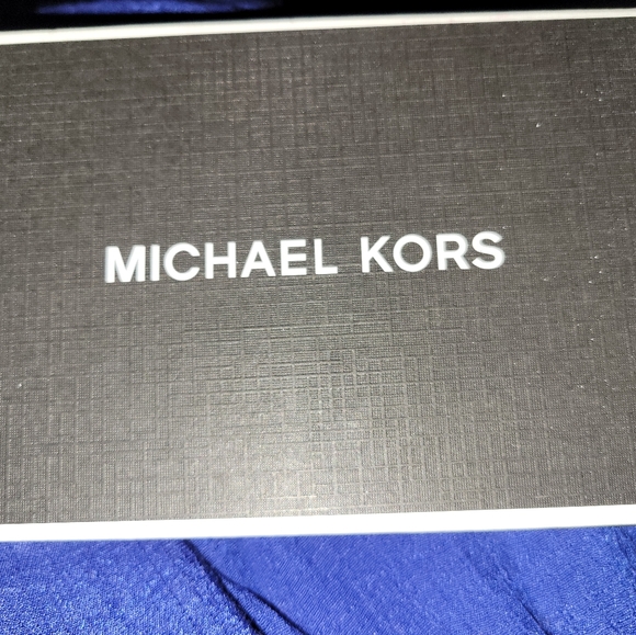 Micheal kors wallet new in box - Picture 1 of 6